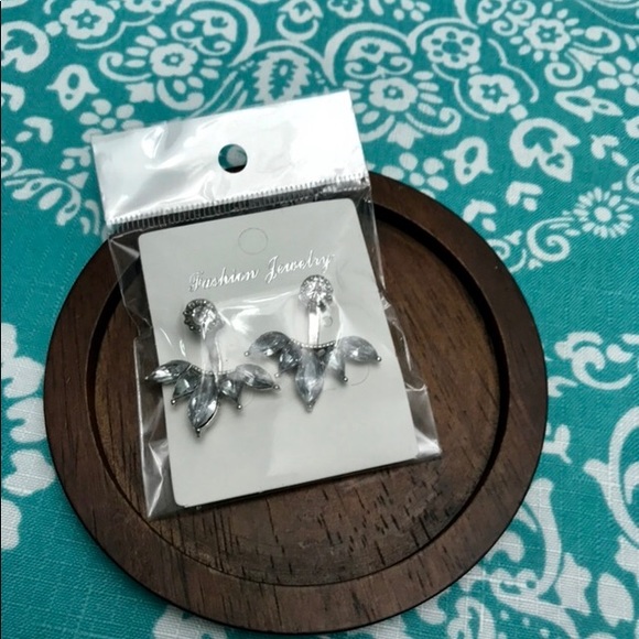 NEW!!💙💎BEAUTIFUL CRYSTAL CZ EARRINGS!!💎💙LOVE!! - Picture 2 of 8